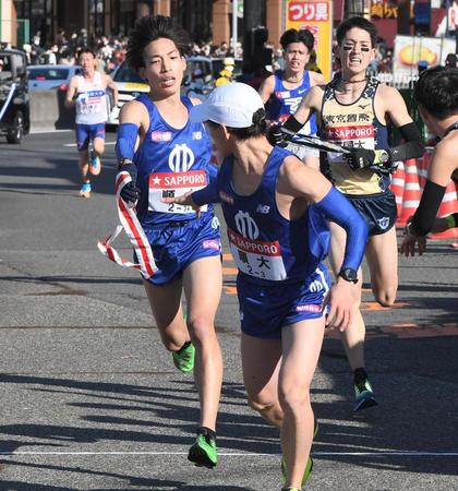 　２区、たすきを渡す順大・三浦龍司（撮影・金田祐二）
