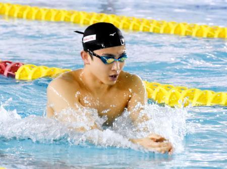 　新年の初練習に臨んだ競泳男子の花車優＝東京都板橋区