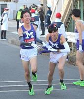 　トップで小沢大輝（右）にたすきをつないだ明大・富田峻平（撮影・伊藤笙子）