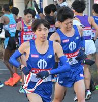 　野村優作からたすきを受け取り、飛び出す順大・三浦龍司（撮影・伊藤笙子）