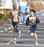 　５区、東京国際大・ビンセント（左）が川端拳史にタスキを渡す（撮影・堀内翔）