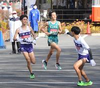 　駒大・鈴木芽吹（左）、青学大・太田蒼生（中央）が接戦でタスキを渡す（撮影・堀内翔）