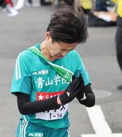 　往路のゴールをする青学大の脇田幸太朗