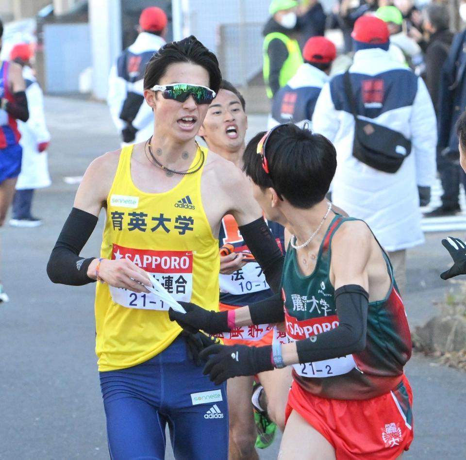 　工藤大和（麗澤大）へたすきを渡す関東学生連合・新田颯（育英大）＝撮影・伊藤笙子