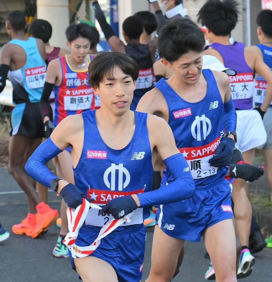 　野村優作からたすきを受け取り、飛び出す順大・三浦龍司（撮影・伊藤笙子）