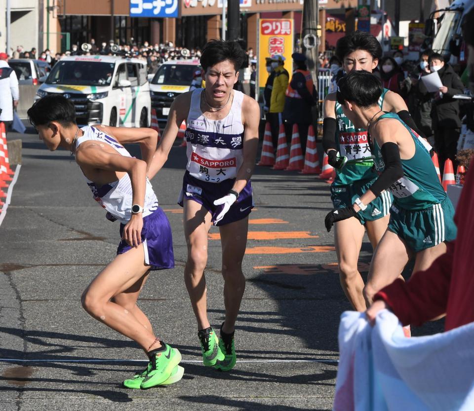 　２区、苦しそうにたすきを渡す駒大・田沢廉（撮影・金田祐二）