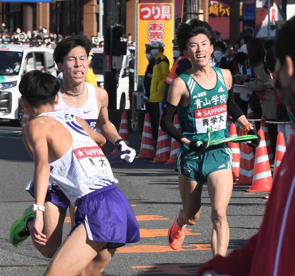 　２区、戸塚中継所に入る駒大・田沢廉、青学大・近藤幸太郎（撮影・金田祐二）