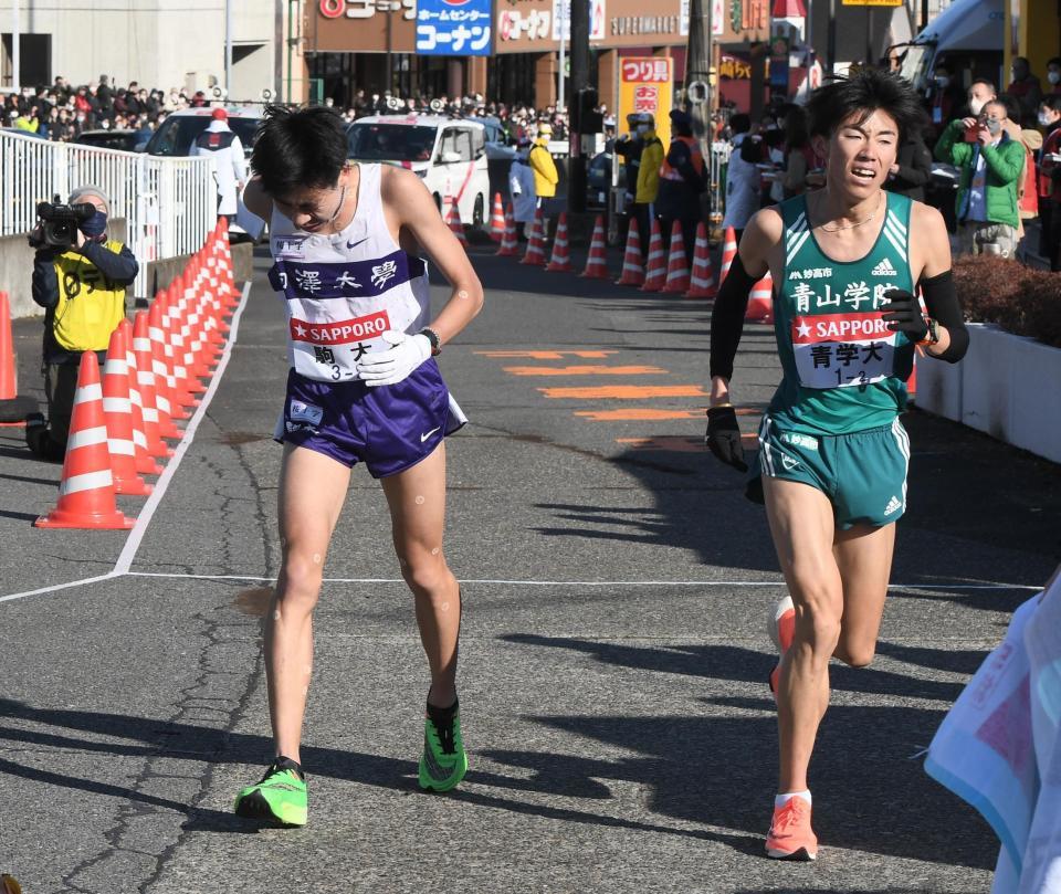 　２区、苦しそうにゴールした駒大・田沢廉、青学大・近藤幸太郎（撮影・金田祐二）