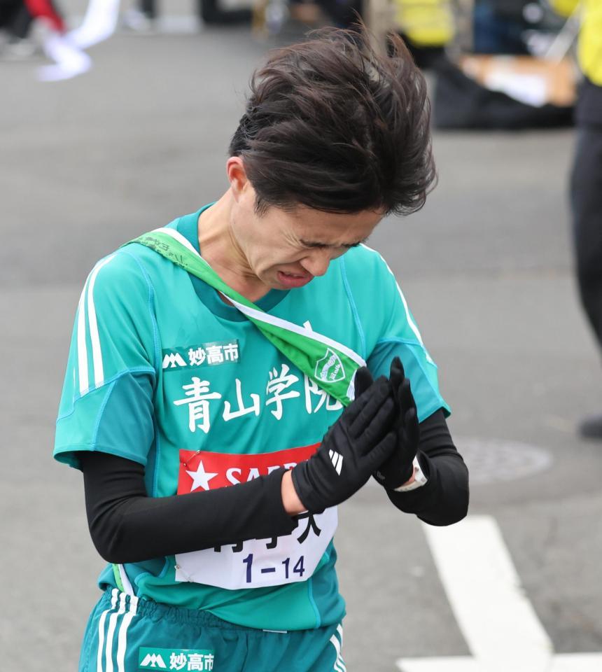 　往路のゴールをする青学大の脇田幸太朗