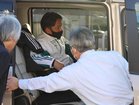 　引き揚げる青学大の原監督