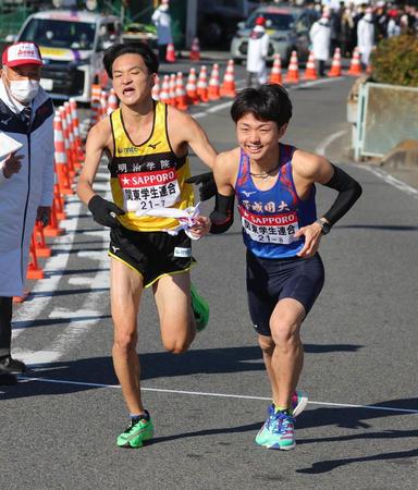 　タスキをつなぐ関東学生連合７区・明学大の榎本晃大（左）と８区・平成国際大の佐藤碧（代表撮影）