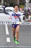 　往路優勝を決めた駒大・山川拓馬（撮影・佐々木彰尚）