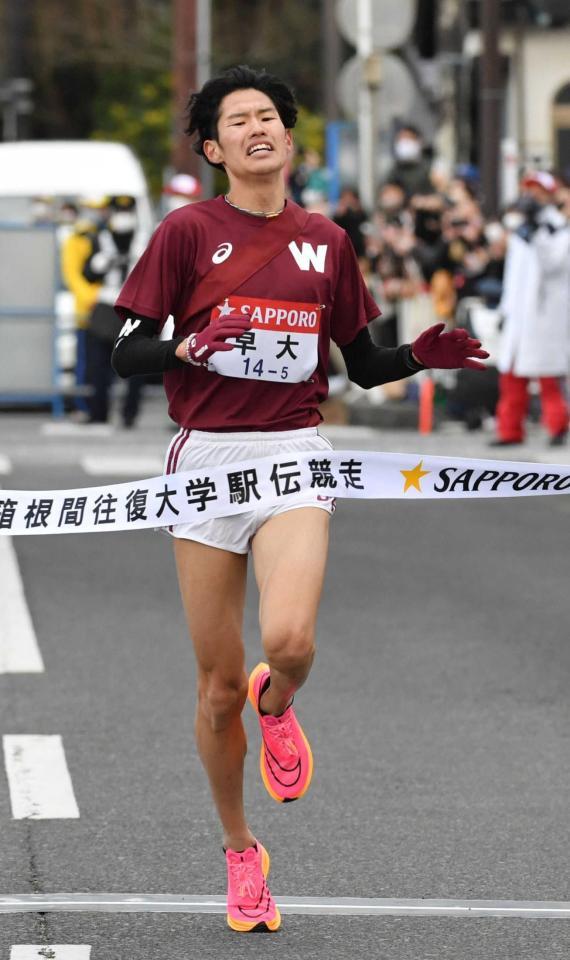 　５位でゴールする早大・伊藤（撮影・佐々木彰尚）