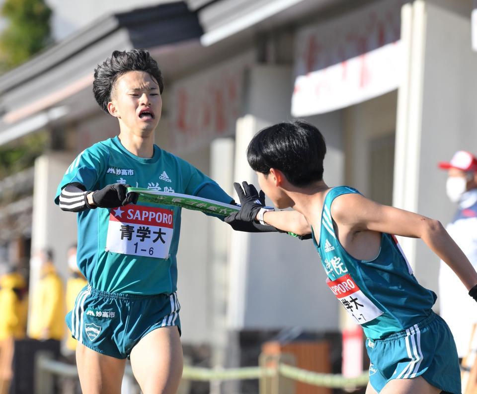 　７区・佐藤一世（右）にたすきをつなぐ青学大・西川魁星（撮影・伊藤笙子）