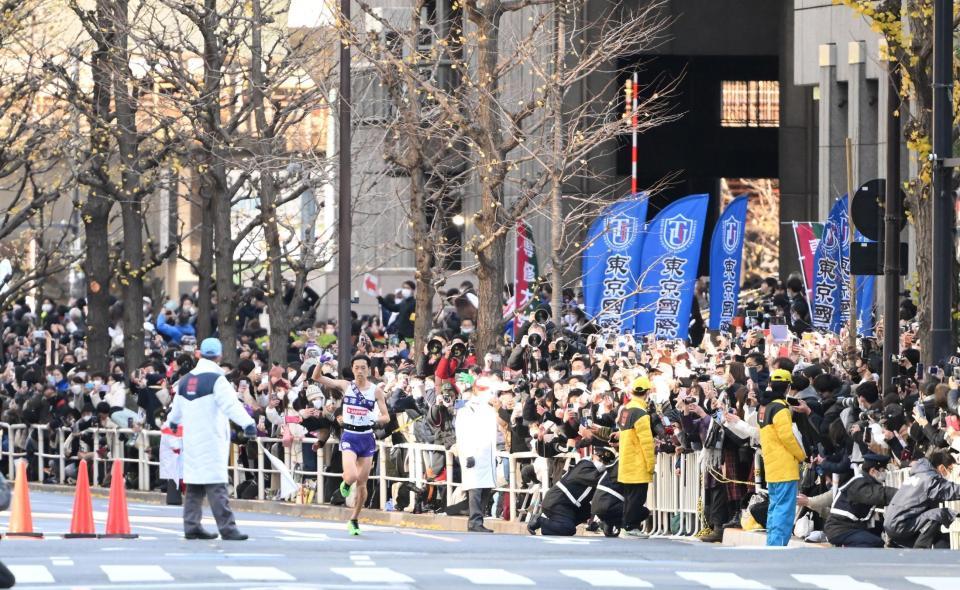 　ゴールに向かう駒大・青柿響（撮影・金田祐二）