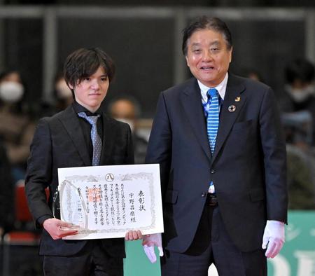 　宇野昌磨（左）は河村たかし市長から名古屋市スポーツ功労賞を贈られる（撮影・山口登）