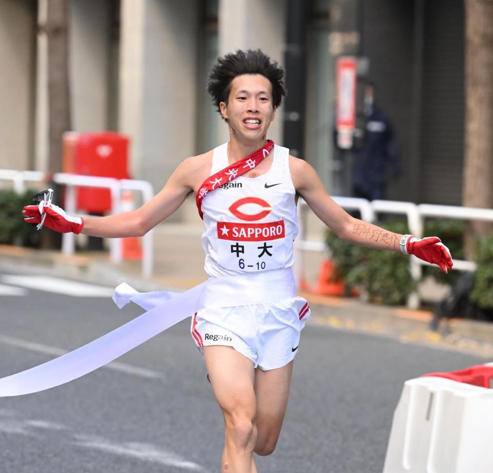 　２位でゴールした中大・助川（撮影・金田祐二）