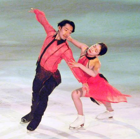 　アイスショーの公開リハーサルで演技する村元哉中（右）、高橋大輔組＝コーセー新横浜スケートセンター