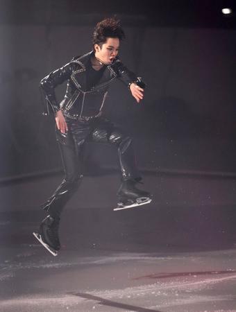 　大胆に演技を披露する友野一希（撮影・西岡正）