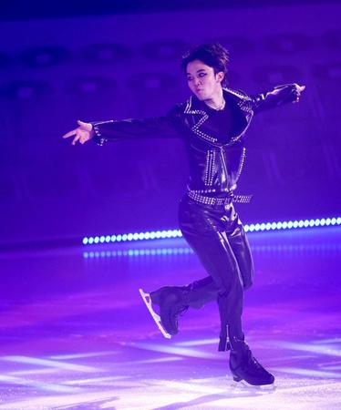 　大胆に演技を披露する友野一希（撮影・西岡正）