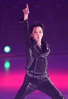 　大胆に演技を披露する友野一希（撮影・西岡正）