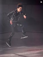 　大胆に演技を披露する友野一希（撮影・西岡正）