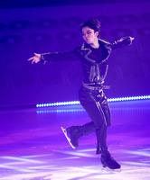 　大胆に演技を披露する友野一希（撮影・西岡正）