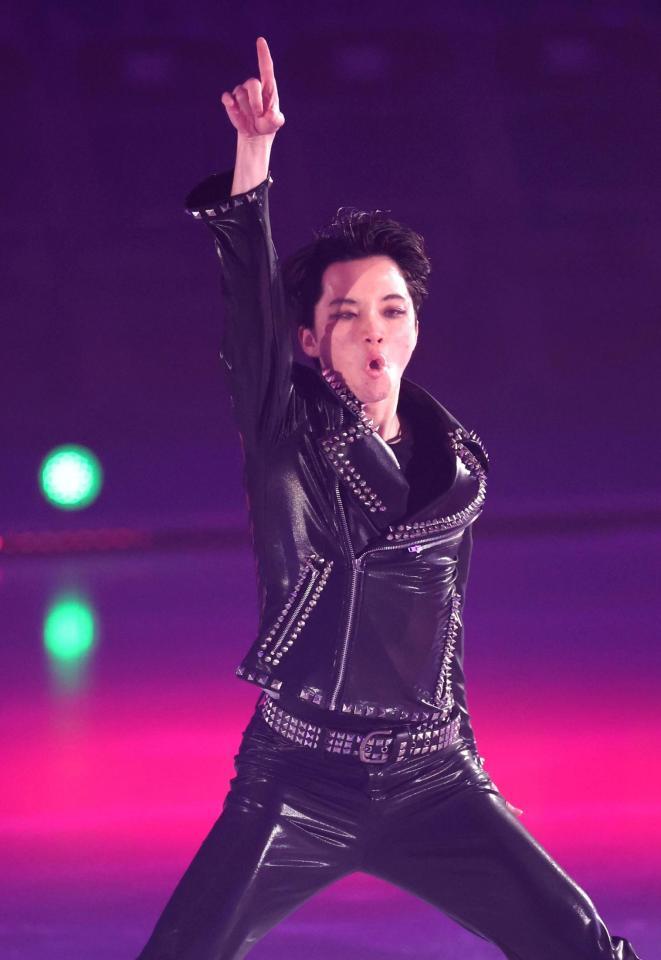 　大胆に演技を披露する友野一希（撮影・西岡正）