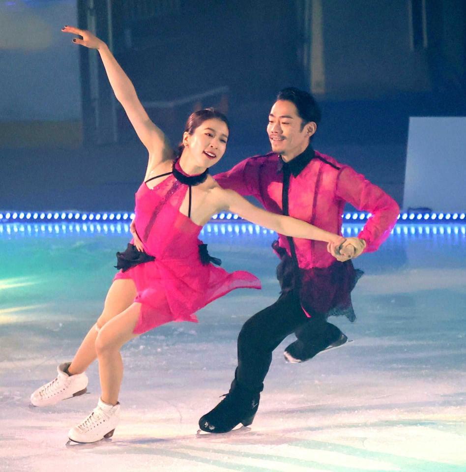 　華麗な演技を披露する村元哉中・高橋大輔組