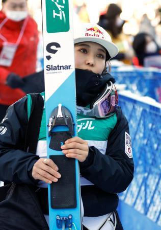 　１０位にとどまり、引き揚げる高梨沙羅＝大倉山