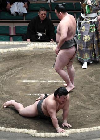 　千代の海（右）に突き落としで敗れた川副（撮影・佐藤厚）