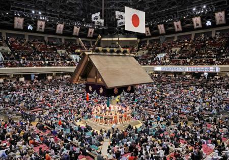 　大相撲初場所の初日を迎えた東京・両国国技館＝８日