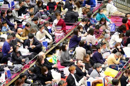 　大相撲初場所初日、黙食を前提に客席での食事が可能になった東京・両国国技館＝８日