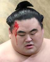 　遠藤を押し倒した後、頭から血を流す隆の勝（撮影・吉澤敬太）