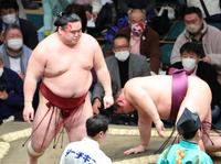 　遠藤（右）を押し倒した後、頭から血を流す隆の勝（撮影・吉澤敬太）