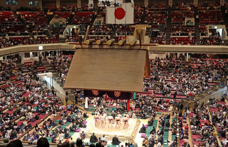 　初場所初日に集まった観客（撮影・吉澤敬太）