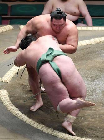 　貴健斗（手前）を突き落としで破った朝乃山