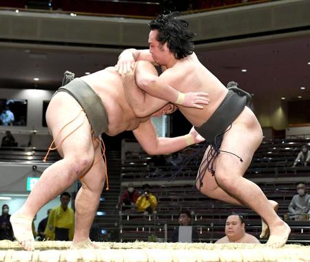 　瑞天龍（左）を肩すかしで破った須山（撮影・佐藤厚）