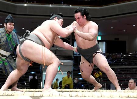 　瑞天龍（左）を肩すかしで破った須山（撮影・佐藤厚）