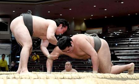 　瑞天龍（右）を肩すかしで破った須山（撮影・佐藤厚）