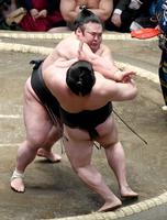 　若元春（手前）を押し出しで下した貴景勝（撮影・佐藤厚）