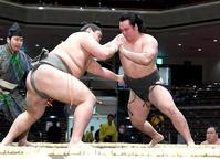 　瑞天龍（左）を肩すかしで破った須山（撮影・佐藤厚）