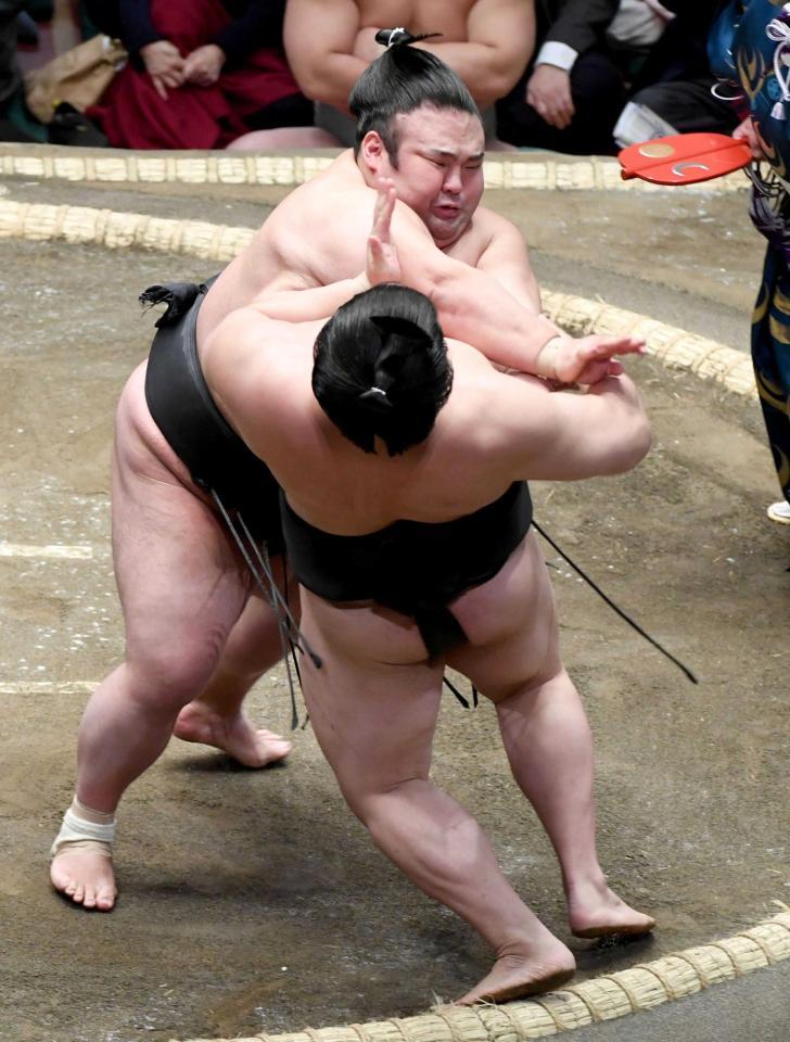 　若元春（手前）を押し出しで下した貴景勝（撮影・佐藤厚）
