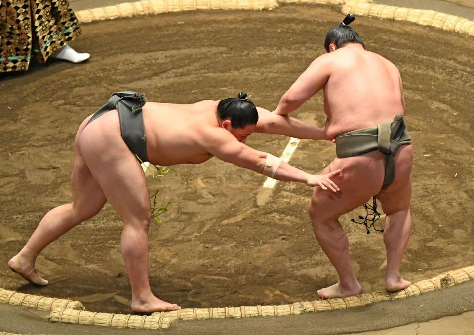 　押し出しで鳴滝に勝利する琴手計（左）＝撮影・三好信也