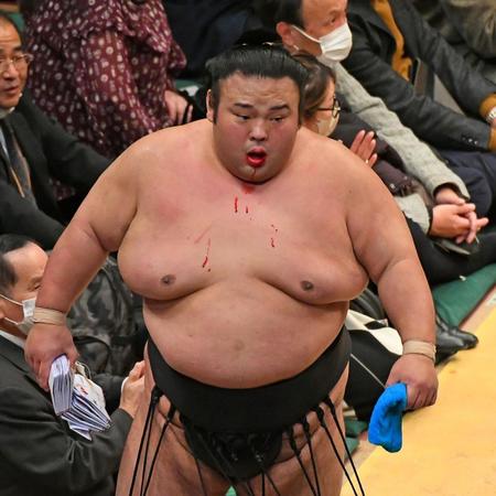 　口から流血しながらたくさんの懸賞金を手に引き上げる貴景勝（撮影・三好信也）