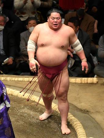 　貴景勝を土俵際まで追い詰めたものの突き落としで敗れ悔しい表情の大栄翔（撮影・三好信也）