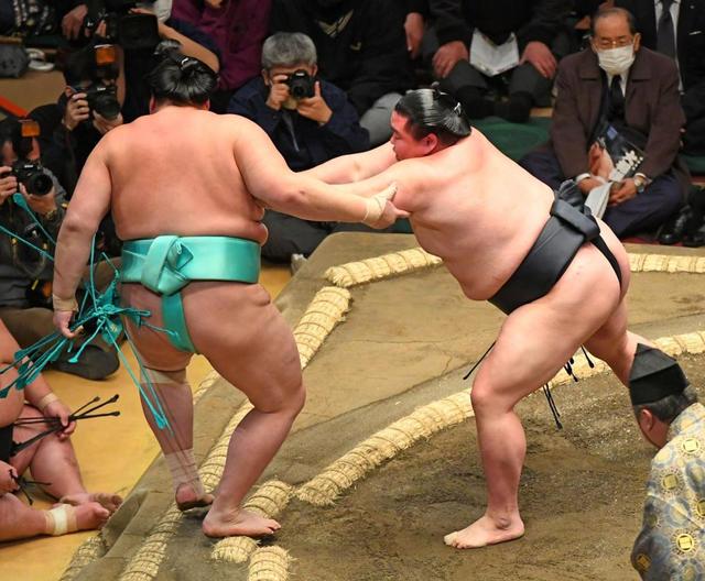 正代が初場所初勝利　右足気にする仕草も　１０勝なら大関復帰、１勝２敗に