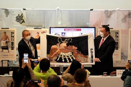 　トークイベントで引退相撲で販売するグッズを披露する宮城野親方（右）