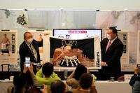 　トークイベントで引退相撲で販売するグッズを披露する宮城野親方（右）