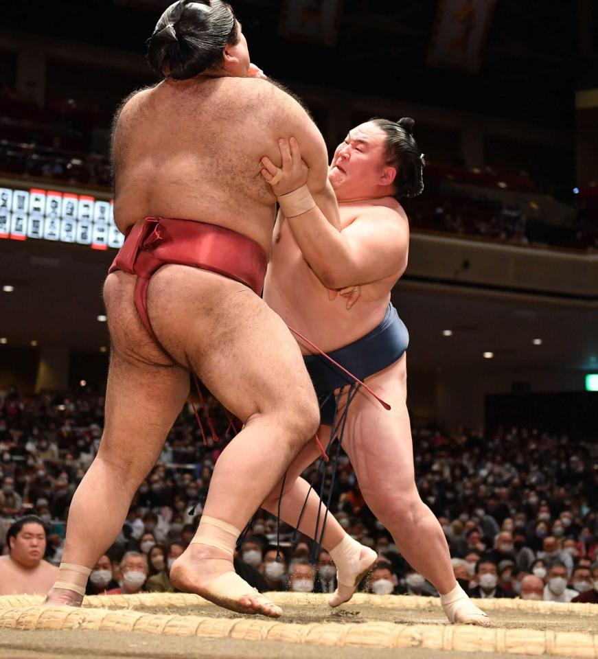 　高安（左）を押し出す玉鷲（撮影・開出牧）